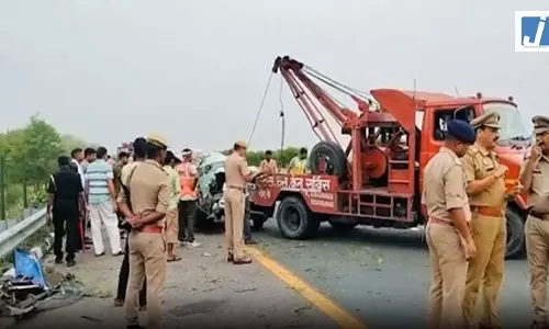 एक्सप्रेसवे पर भीषण हादसा, बस-कार की टक्कर में पांच की मौत एक्सप्रेसवे पर भीषण हादसा, बस-कार की टक्कर में पांच की मौत