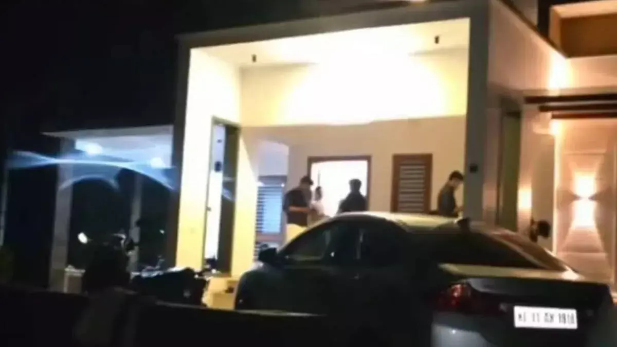 Kozhikode में घर में घुसकर बंदूक की नोक पर धमकी देने का आरोप, केस दर्ज Kozhikode में घर में घुसकर बंदूक की नोक पर धमकी देने का आरोप, केस दर्ज