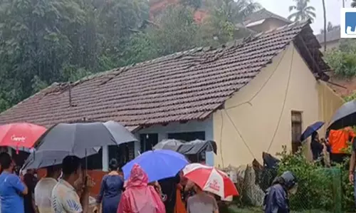भारी बारिश के बीच मकान पर गिरा मलबा, दो बच्चियों समेत तीन की मौत भारी बारिश के बीच मकान पर गिरा मलबा, दो बच्चियों समेत तीन की मौत