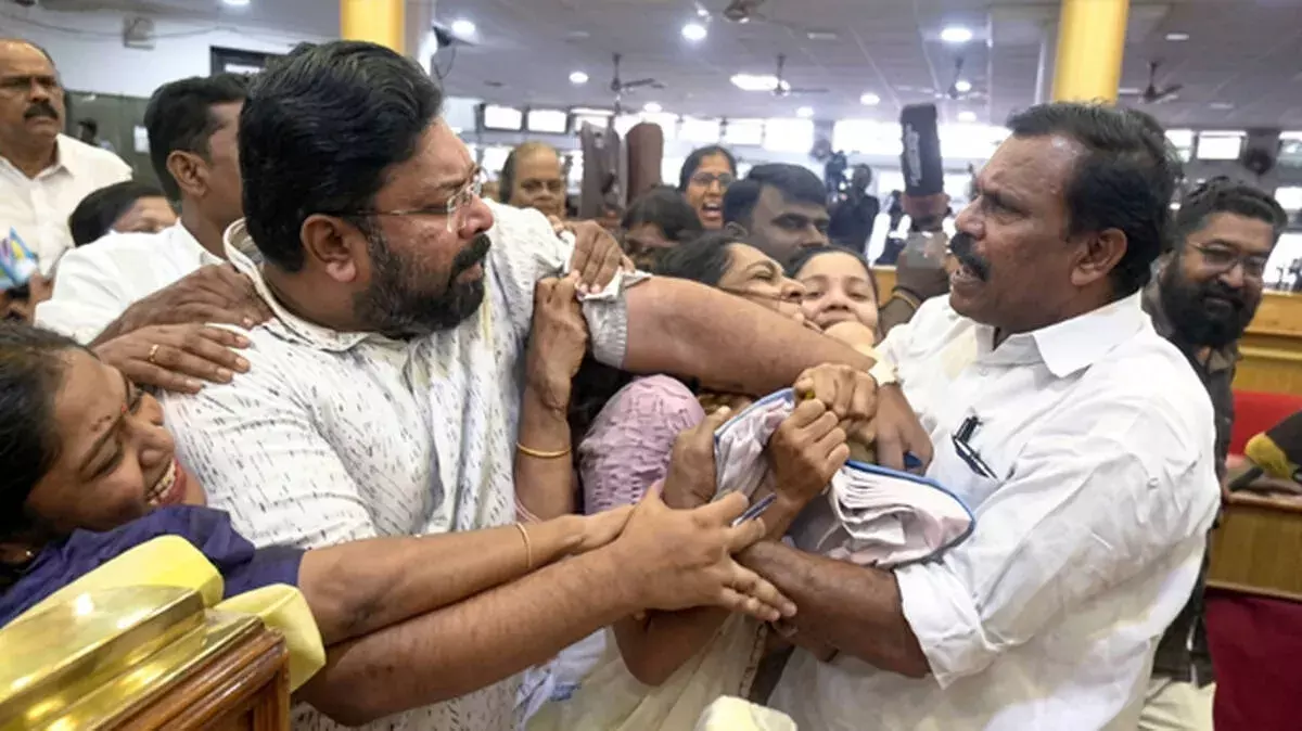 kerala: चेम्पाजंथी उदयन पर गंभीर आरोप, UDF ने की सख्त कार्रवाई की मांग kerala: चेम्पाजंथी उदयन पर गंभीर आरोप, UDF ने की सख्त कार्रवाई की मांग