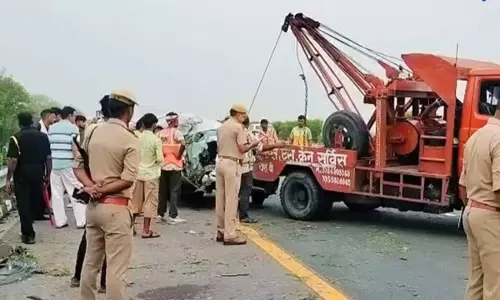 Unnao : आगरा-लखनऊ एक्सप्रेसवे पर बस पलटी, 5 की मौत, कई घायल Unnao : आगरा-लखनऊ एक्सप्रेसवे पर बस पलटी, 5 की मौत, कई घायल