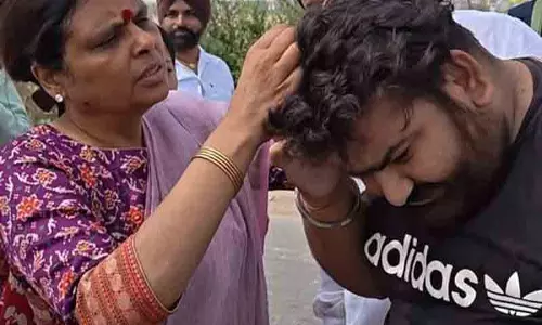 Fatehabad में BJP प्रमुख ने रोका काफिला Fatehabad में BJP प्रमुख ने रोका काफिला