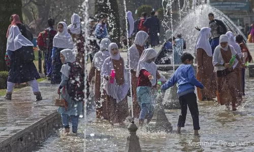 Srinagar: कश्मीर में ग्रीष्मकालीन अवकाश को लेकर चर्चा तेज