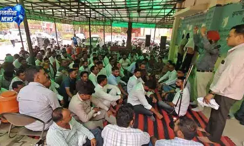 Sirsa में बिजली कर्मचारियों का विरोध प्रदर्शन Sirsa में बिजली कर्मचारियों का विरोध प्रदर्शन