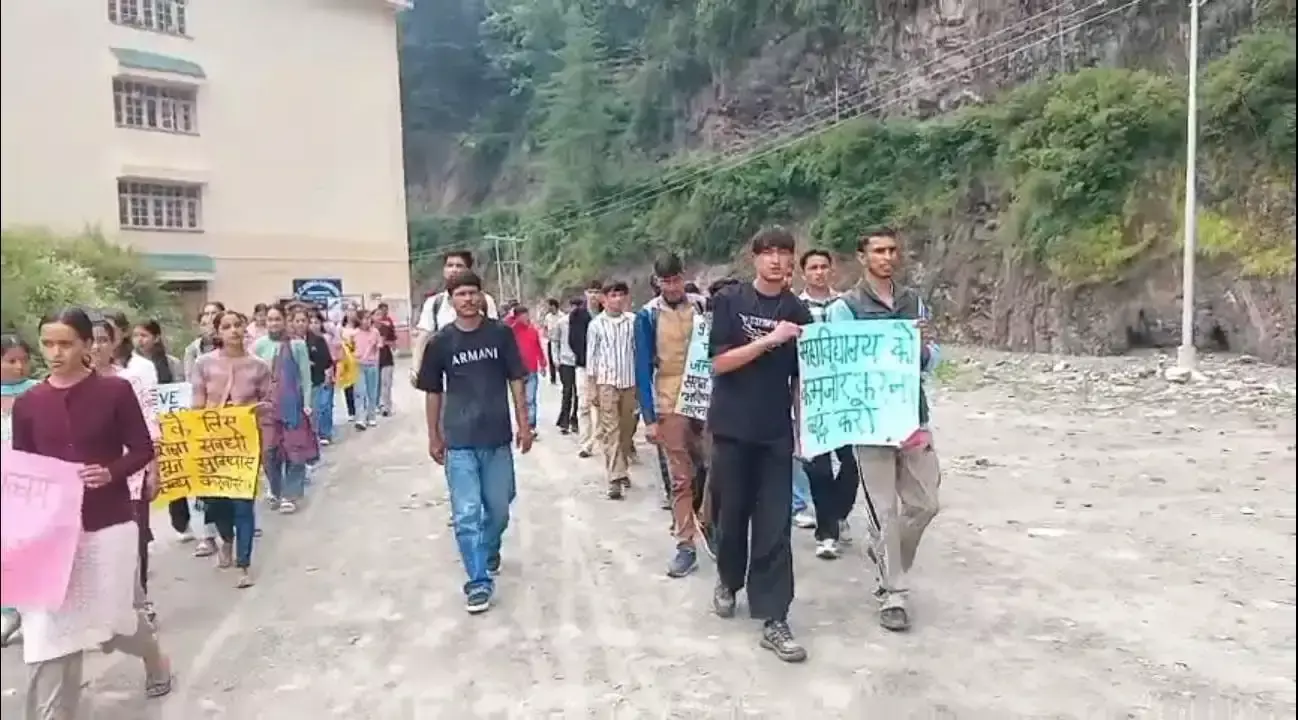 Mandi: कॉलेज में साइंस संकाय बचाने को आंदोलन, छात्रों ने सौंपा ज्ञापन Mandi: कॉलेज में साइंस संकाय बचाने को आंदोलन, छात्रों ने सौंपा ज्ञापन