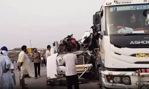 पंजाब: बठिंडा-बीकानेर हाईवे पर ट्रक से टकराई ट्रैवलर, चार अमरनाथ तीर्थयात्रियों की मौके पर मौत पंजाब: बठिंडा-बीकानेर हाईवे पर ट्रक से टकराई ट्रैवलर, चार अमरनाथ तीर्थयात्रियों की मौके पर मौत