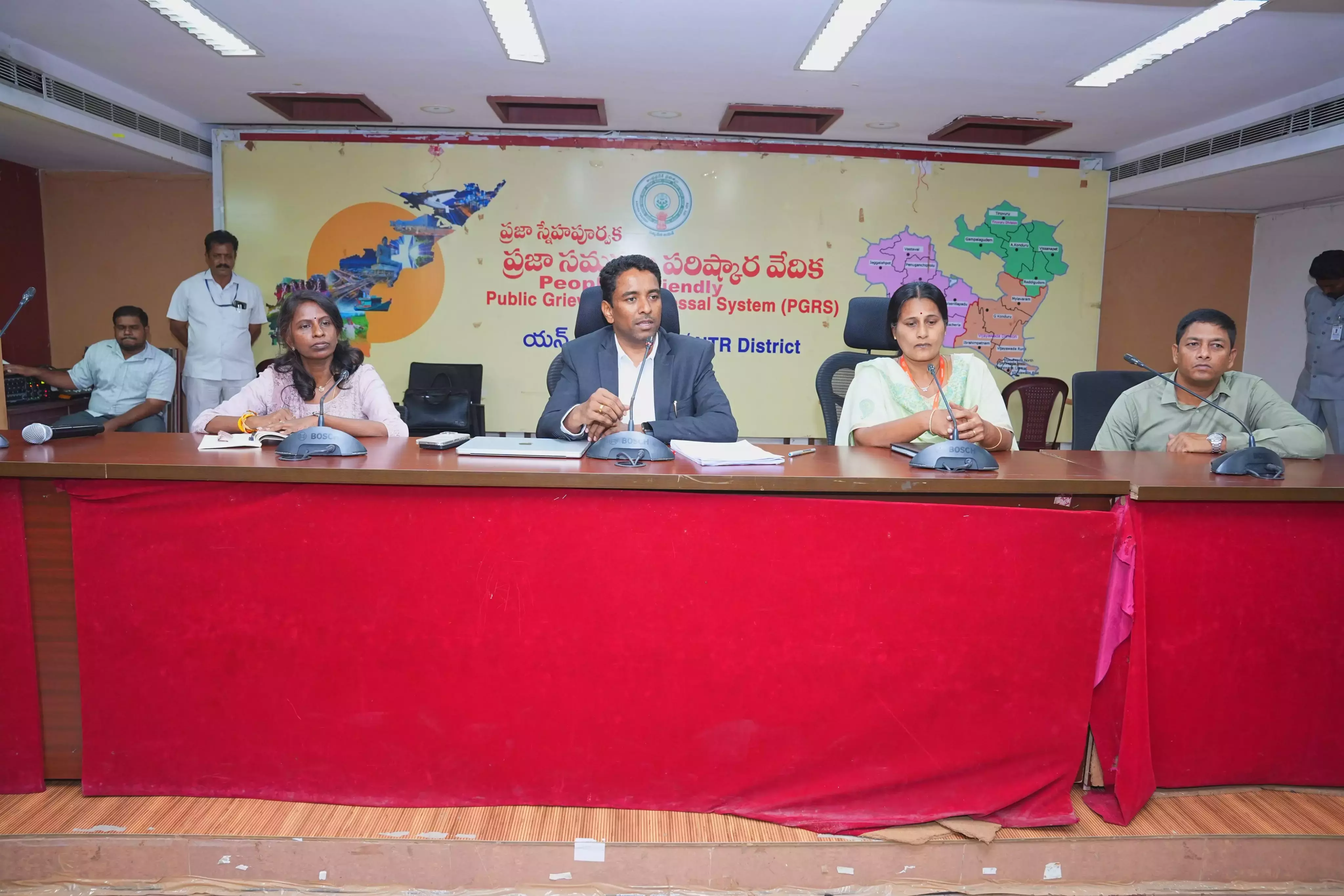 Andhra: मालदीव प्रतिनिधिमंडल ने NTR जिले के पारदर्शी ग्रामीण शासन मॉडल की सराहना की Andhra: मालदीव प्रतिनिधिमंडल ने NTR जिले के पारदर्शी ग्रामीण शासन मॉडल की सराहना की