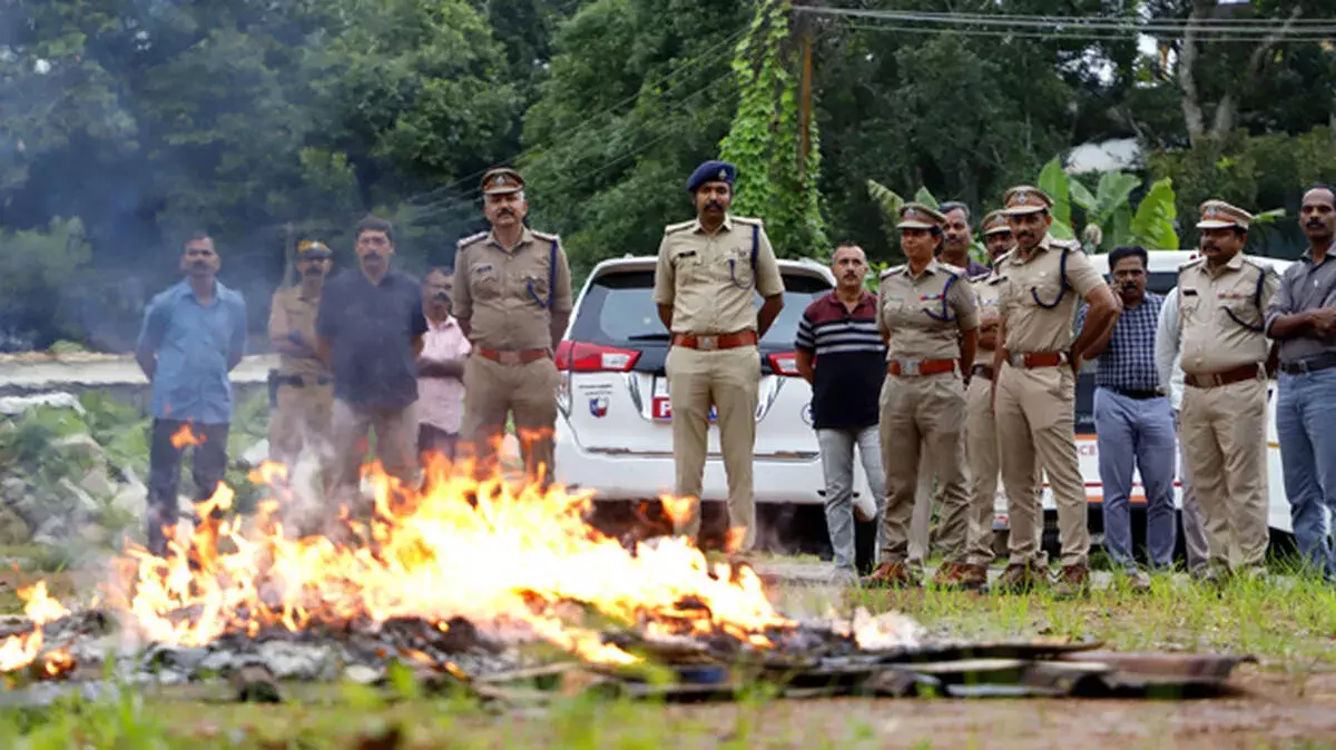 राजघरानों की तरह सुरक्षित, आग में नष्ट: जब्त किए गए नशीले पदार्थों का अजीब जीवनचक्र राजघरानों की तरह सुरक्षित, आग में नष्ट: जब्त किए गए नशीले पदार्थों का अजीब जीवनचक्र