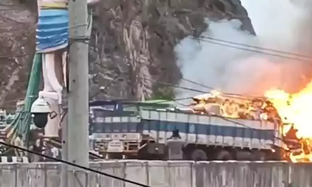 Andhra: पालनाडू सड़क दुर्घटना में चार जिंदा जले Andhra: पालनाडू सड़क दुर्घटना में चार जिंदा जले