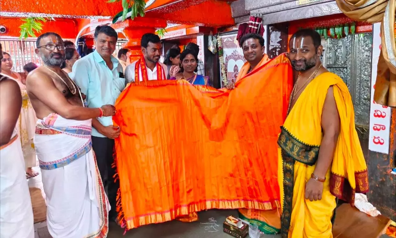 Telangana: मास्टर वीवर ने कोंडागट्टू अंजनेय स्वामी को माचिस की डिब्बी में सिल्क शॉल भेंट किया Telangana: मास्टर वीवर ने कोंडागट्टू अंजनेय स्वामी को माचिस की डिब्बी में सिल्क शॉल भेंट किया
