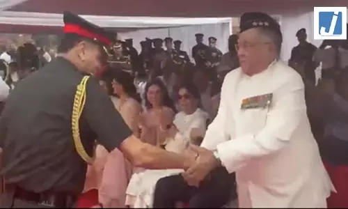 सेना प्रमुख जनरल धीरज सेठ ने पिता को किया सैल्यूट, परिजनों का लिया आशीर्वाद सेना प्रमुख जनरल धीरज सेठ ने पिता को किया सैल्यूट, परिजनों का लिया आशीर्वाद