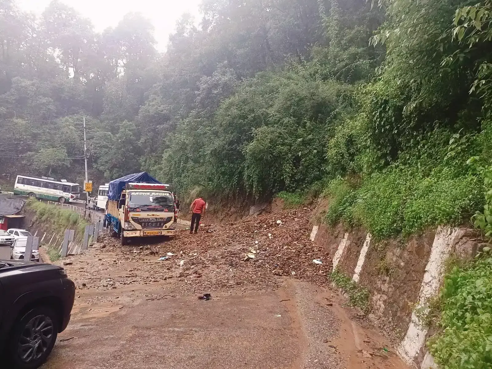 Shimla: भारी बारिश से हिमाचल बेहाल, 44 सड़कें ठप, मौसम विभाग का ऑरेंज अलर्ट