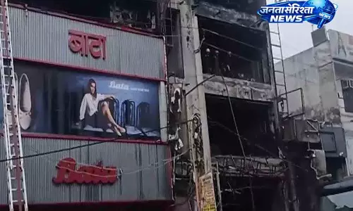 Delhi: इलेक्ट्रॉनिक्स शोरूम में लगी भयंकर आग; दमकल की 15 गाड़ियों ने पाया काबू