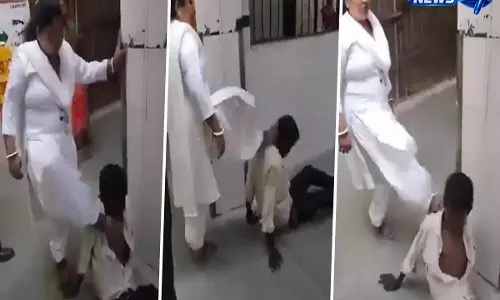UP अस्पताल का शर्मनाक वीडियो वायरल, असहाय मरीज को लात मारते दिखे स्टाफकर्मी UP अस्पताल का शर्मनाक वीडियो वायरल, असहाय मरीज को लात मारते दिखे स्टाफकर्मी