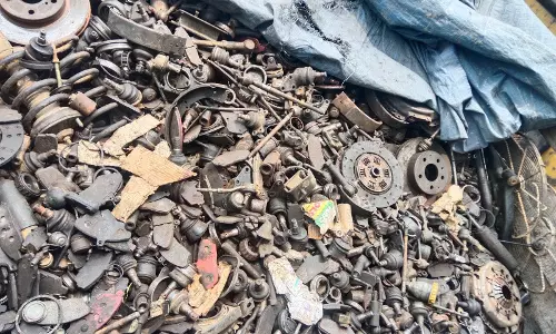 20 लाख का संदिग्ध स्क्रैप लदा ट्रक जब्त, अवैध कबाड़ कारोबार पर एक्शन