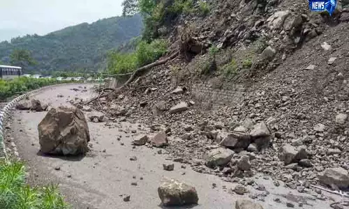 Himachal: भूस्खलन से शिमला-मनाली मार्ग अवरुद्ध, यातायात प्रभावित Himachal: भूस्खलन से शिमला-मनाली मार्ग अवरुद्ध, यातायात प्रभावित