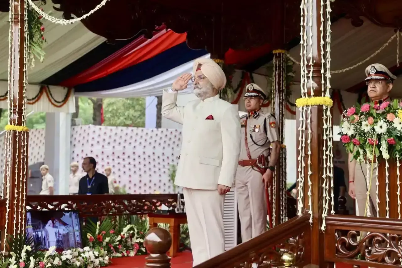 New Delhi: उपराज्यपाल ने कमिश्नरेट दिवस परेड का किया निरीक्षण, ली सलामी New Delhi: उपराज्यपाल ने कमिश्नरेट दिवस परेड का किया निरीक्षण, ली सलामी