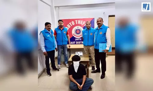 पुलिस ने पिस्तौल और कारतूस के साथ आरोपी को दबोचा पुलिस ने पिस्तौल और कारतूस के साथ आरोपी को दबोचा