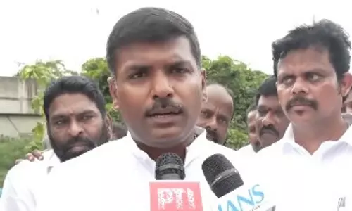 मंत्री के खिलाफ टिप्पणी पर YSRCP नेता महिला आयोग के समक्ष पेश हुईं मंत्री के खिलाफ टिप्पणी पर YSRCP नेता महिला आयोग के समक्ष पेश हुईं