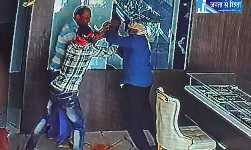 राज सोना-चांदी दुकान में लूट की कोशिश, कोरबा में नाकेबंदी राज सोना-चांदी दुकान में लूट की कोशिश, कोरबा में नाकेबंदी