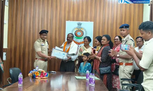 उप निरीक्षक हेतराम सिदार और आरक्षक निस्तोर तिर्की सम्मानपूर्वक हुए सेवानिवृत्त उप निरीक्षक हेतराम सिदार और आरक्षक निस्तोर तिर्की सम्मानपूर्वक हुए सेवानिवृत्त