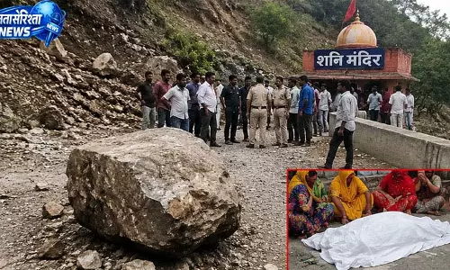 औट में शनि मंदिर के पास पहाड़ी से गिरा पत्थर औट में शनि मंदिर के पास पहाड़ी से गिरा पत्थर