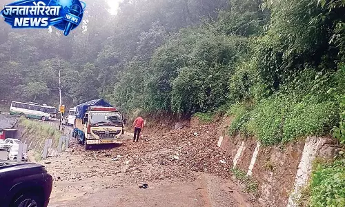 मंडी एनएच पर बरपा कुदरत का कहर; मलबे से थमे गाडिय़ों के पहिए मंडी एनएच पर बरपा कुदरत का कहर; मलबे से थमे गाडिय़ों के पहिए