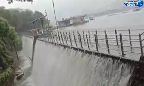 पवई झील ओवरफ्लो, मुंबई में बारिश का असर पवई झील ओवरफ्लो, मुंबई में बारिश का असर
