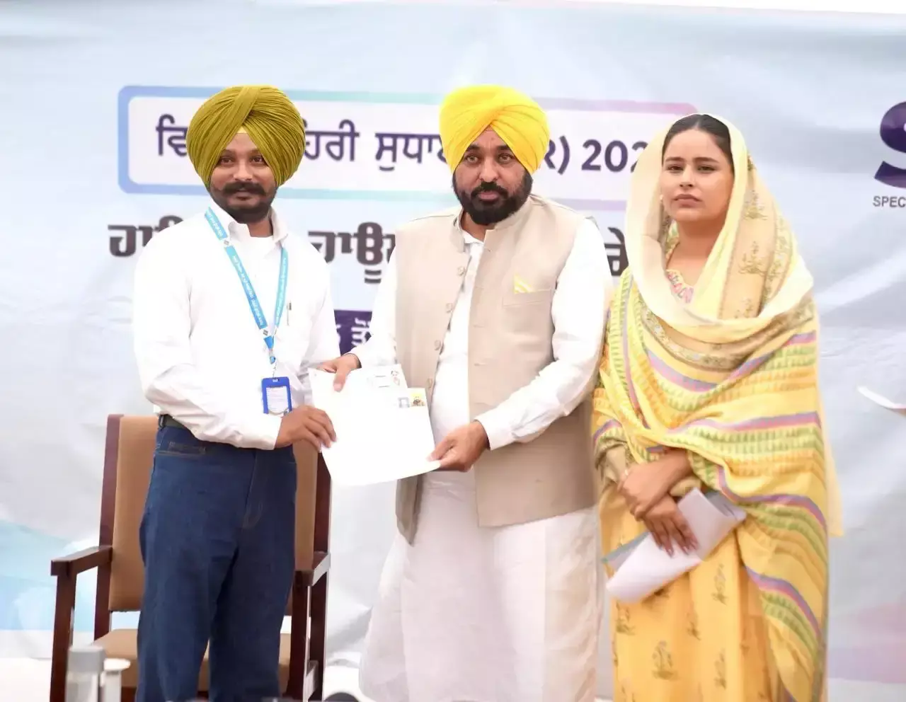 Chandigarh: गणना फॉर्म भरकर मुख्यमंत्री ने दिया सहभागिता का संदेश Chandigarh: गणना फॉर्म भरकर मुख्यमंत्री ने दिया सहभागिता का संदेश