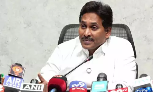 आंध्र प्रदेश में कानून-व्यवस्था पर सवाल, जगन मोहन रेड्डी ने Chandrababu Naidu पर साधा निशाना आंध्र प्रदेश में कानून-व्यवस्था पर सवाल, जगन मोहन रेड्डी ने Chandrababu Naidu पर साधा निशाना