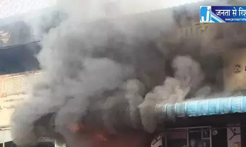 कॉम्प्लेक्स के दुकान में लगी आग, गोल बाजार में हड़कंप