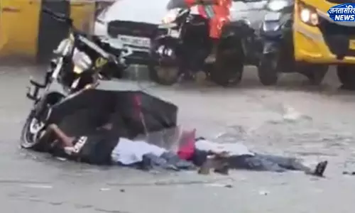 Mumbai : करंट की चपेट में आने से दो छात्राएं घायल, भारी बारिश के बीच अफरा-तफरी Mumbai : करंट की चपेट में आने से दो छात्राएं घायल, भारी बारिश के बीच अफरा-तफरी