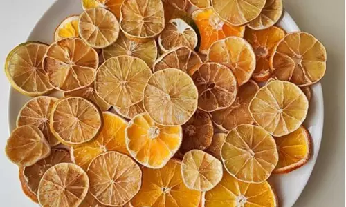 Lemon के छिलके किचन से लेकर स्किन तक कई काम के Lemon के छिलके किचन से लेकर स्किन तक कई काम के