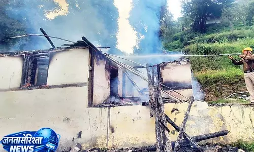 हलीण में अचानक सुलगी चिंगारी से 20 लाख का नुकसान हलीण में अचानक सुलगी चिंगारी से 20 लाख का नुकसान