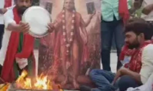 Lord Krishna अवतार वाले पोस्टर से गरमाई सियासत, वाराणसी में विवाद Lord Krishna अवतार वाले पोस्टर से गरमाई सियासत, वाराणसी में विवाद
