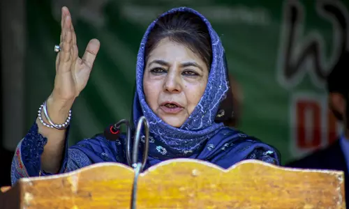 Srinagar: दक्षिण और मध्य एशिया को जोड़ने वाला केंद्र है जम्मू-कश्मीर : महबूबा Srinagar: दक्षिण और मध्य एशिया को जोड़ने वाला केंद्र है जम्मू-कश्मीर : महबूबा