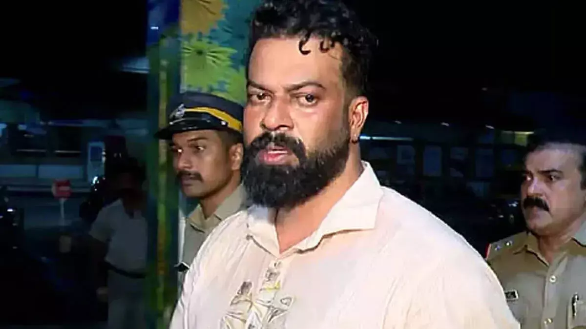 Kerala: आर सुगाथन को शाम तक की कस्टडी, पुलिस पर लगाया बदतमीजी का आरोप Kerala: आर सुगाथन को शाम तक की कस्टडी, पुलिस पर लगाया बदतमीजी का आरोप