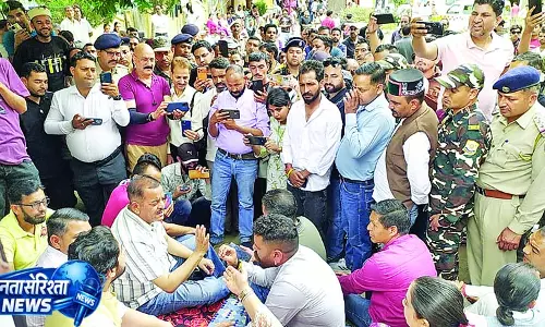 महिला की मौत पर आमरण अनशन महिला की मौत पर आमरण अनशन