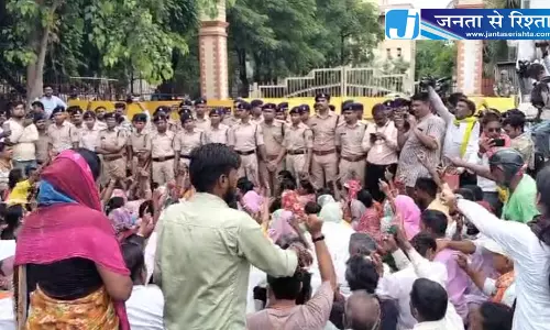 रायपुर कलेक्ट्रेट को नकटी के लोगों ने घेरा, राजनीतिक रोटियां सेंक रही कांग्रेस पार्टी रायपुर कलेक्ट्रेट को नकटी के लोगों ने घेरा, राजनीतिक रोटियां सेंक रही कांग्रेस पार्टी