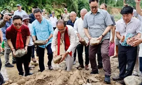 Arunachal में कुदरत का कहर: शिवराज सिंह चौहान और रिजिजू ने की हवाई समीक्षा Arunachal में कुदरत का कहर: शिवराज सिंह चौहान और रिजिजू ने की हवाई समीक्षा
