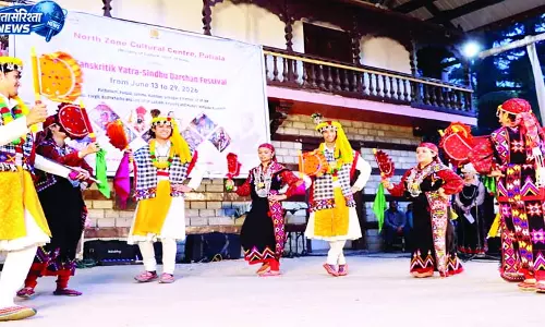 कुल्लवी नाटी पर थिरका मनाली कुल्लवी नाटी पर थिरका मनाली