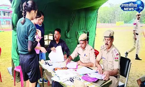 305 में से महज 71 युवतियां ही पार कर पाईं फिटनेस टेस्ट 305 में से महज 71 युवतियां ही पार कर पाईं फिटनेस टेस्ट
