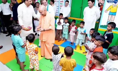 नन्हे-मुन्नों के साथ सीएम योगी का खास पल