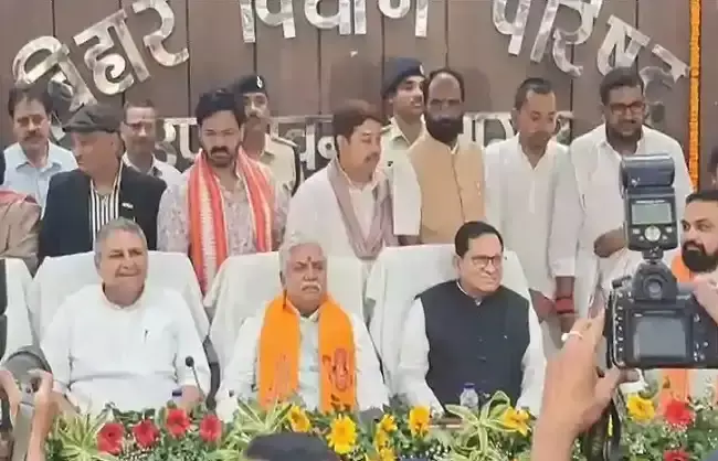 Patna: बिहार विधान परिषद में शपथ ग्रहण समारोह आयोजित, 10 सदस्यों ने संभाली नई जिम्मेदारी Patna: बिहार विधान परिषद में शपथ ग्रहण समारोह आयोजित, 10 सदस्यों ने संभाली नई जिम्मेदारी