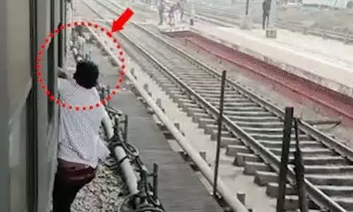 ट्रेन से मोबाइल झपटमारी का मामला