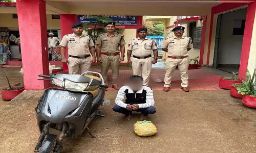 छुईखदान में अवैध गांजा तस्करी पर कार्रवाई, 1.5 किलो मादक पदार्थ सहित आरोपी गिरफ्तार छुईखदान में अवैध गांजा तस्करी पर कार्रवाई, 1.5 किलो मादक पदार्थ सहित आरोपी गिरफ्तार