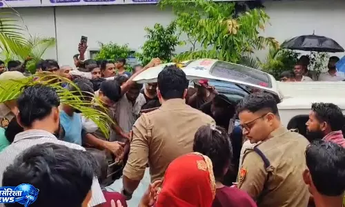 Moradabad में बारिश के बीच बिजली का कहर, कई लोग घायल Moradabad में बारिश के बीच बिजली का कहर, कई लोग घायल