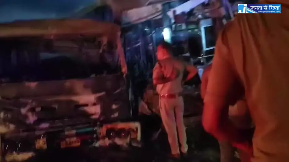 6 यात्रियों की मौत, वाहन से टकराते ही यात्री बस में लगी आग 6 यात्रियों की मौत, वाहन से टकराते ही यात्री बस में लगी आग