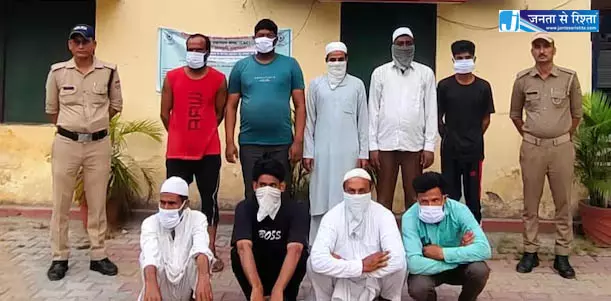 दंगा करने की साजिश रच रहे 9 उपद्रवी गिरफ्तार, छतों से ईंट और पत्थर जब्त दंगा करने की साजिश रच रहे 9 उपद्रवी गिरफ्तार, छतों से ईंट और पत्थर जब्त
