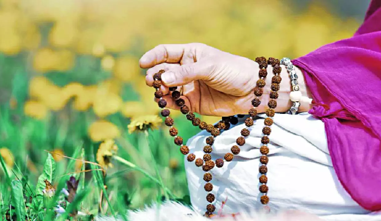 जप भगवान को प्रसन्न करने का परम मंत्र है जप भगवान को प्रसन्न करने का परम मंत्र है
